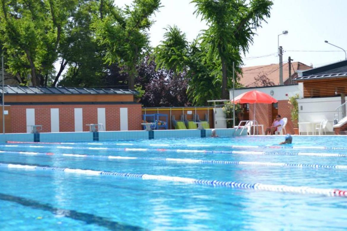 مبيت وإفطار Cegléd Cvse Clubhaz Es Panzio المظهر الخارجي الصورة